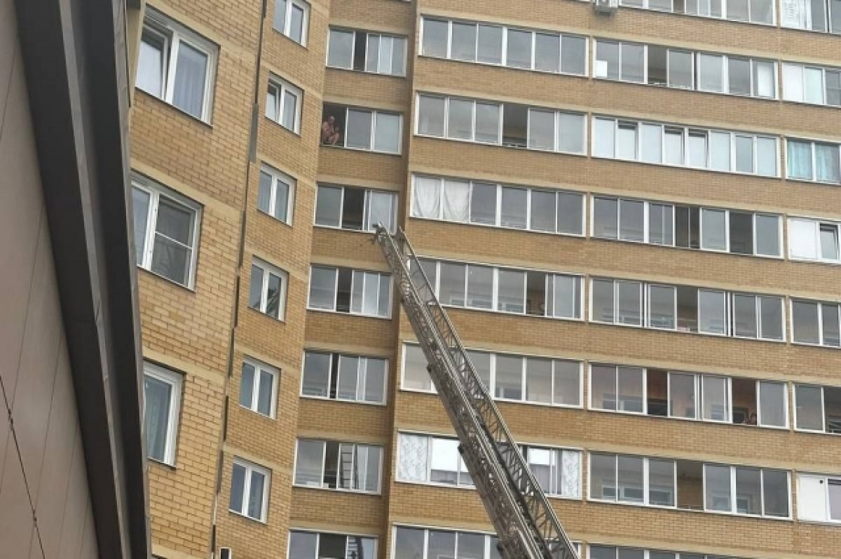    К многоэтажке в Чите подогнали автолестницу из-за мужчины на краю балкона