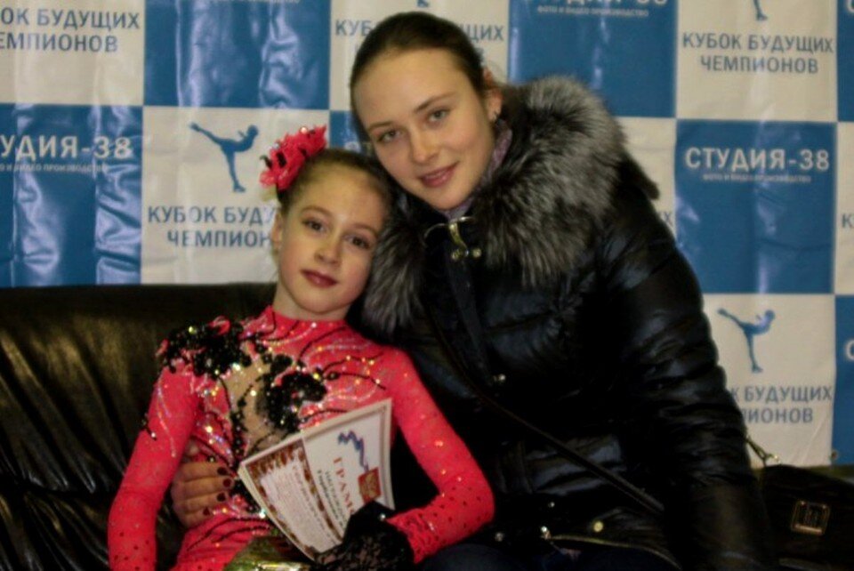 Девочка с тренером Фото: СОЦСЕТИ
