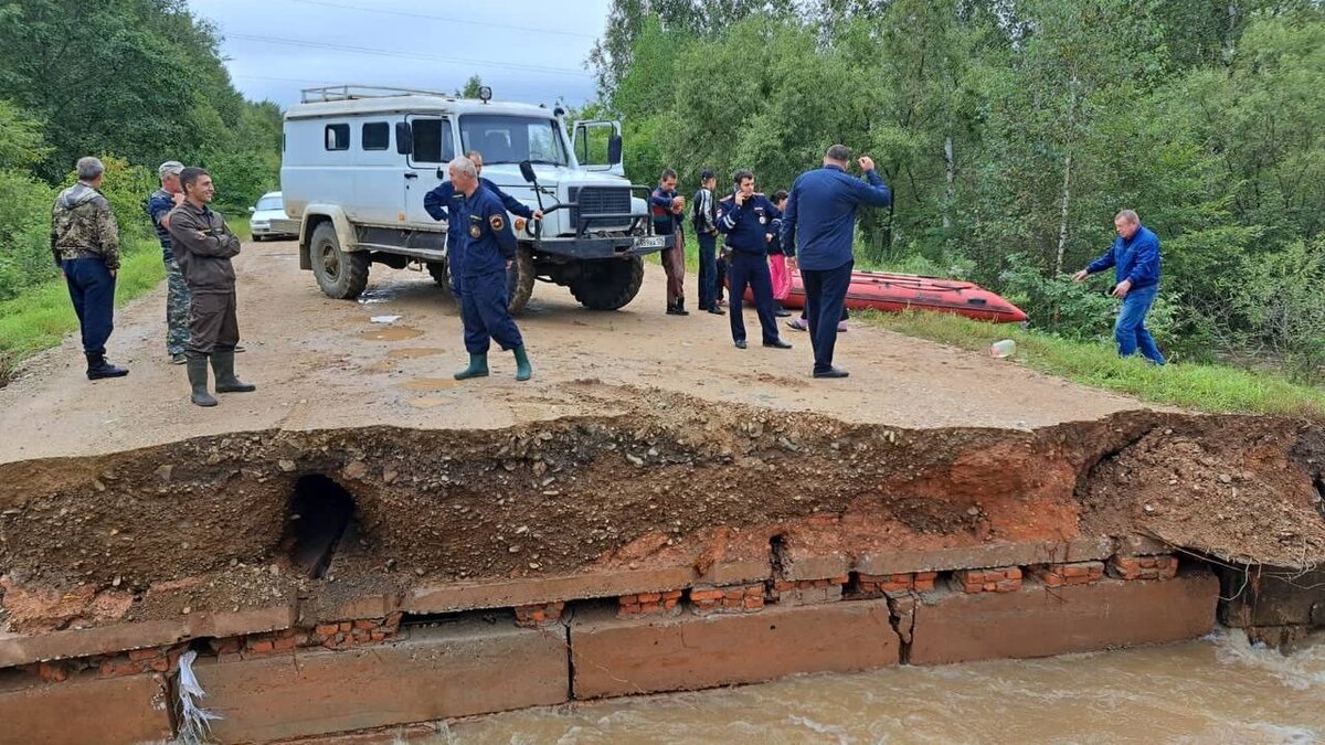     Мать с ребенком попали в промоину дороги Лазо-Дальнереченск во время движения автомобиля в Приморья. Пожарные в срочном порядке приехали на вызов и помогли семье спастись.