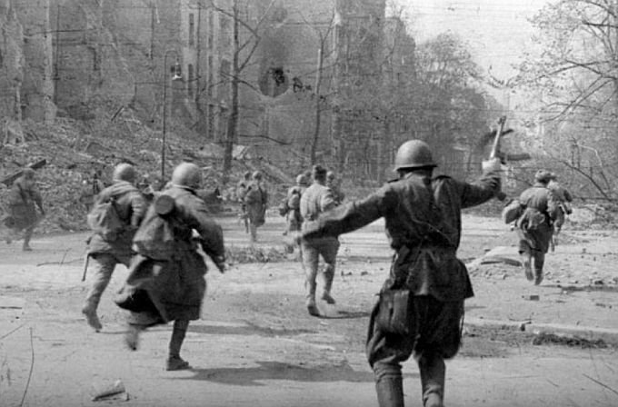 Советские солдаты бегут в атаку на одной из улиц Берлина. Фото: waralbum.ru