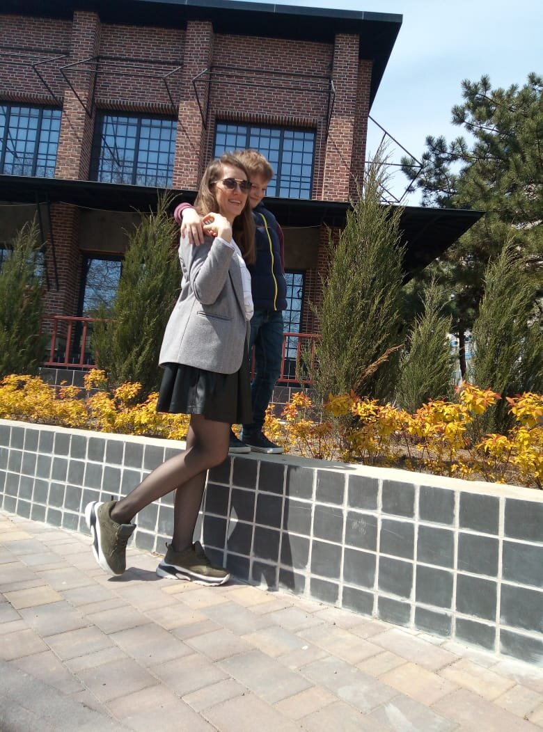 Когда рождается долгожданный ребенок, кажется современный мамский мир сходит с ума. Дизайнерская кроватка, анатомическая соска, даже балдахин может оказаться предметом нешуточных многодневных дебатов. И чем старше становится ребенок, тем больше у мамы голова идет кругом от многообразия кружков, секций и предлагаемых гаджетов и готовых гайдов по развитию детей. У соседки уже ходит и откручивает крышечки в новой развивашке, а твой, такой же только стучит  крышкой по кастрюле. О ужас!  Маша в 2,5 года перечитала все сказки Чуковского наизусть, а мы все также ждем когда из 3х слов имеющихся в словарном запасе, будет наконец предложение. Да таковы навязанные законы нашего общества. В погоне за развитием ребенка с самого раннего детства мы упускаем из виду  самые простые ценности которые необходимы малышу. Нахождение у мамы на ручках, чтобы слышать спокойное биение ее сердца более важно, чем новомодный развивающий коврик с висящими черно-белыми картинками, рекомендуемые  всеми психологами в младенчестве.  В доме необязательно иметь 33 вида развивающих игр разбитых по возрастам и уровням развития, если у мамы нет желания играть с малышом, или она просто устала.