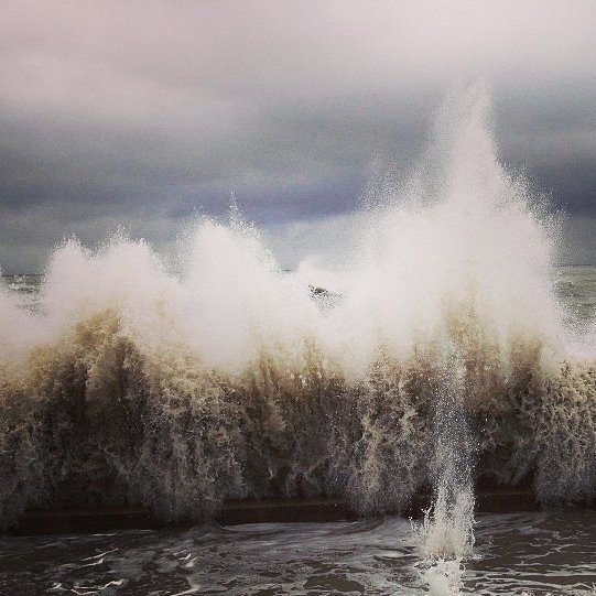 Черное море волнуется.