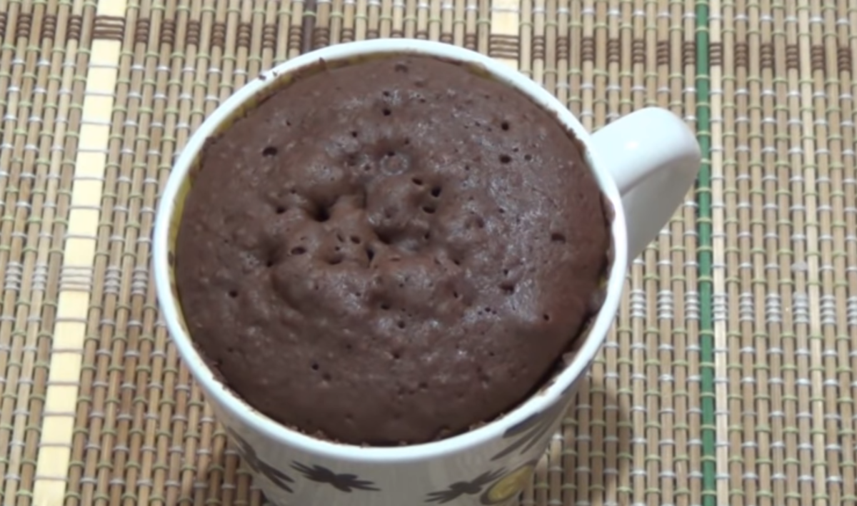 В микроволновке за 3 минуты. Кекс из какао в микроволновке за 5 минут. Шоколадный кекс в кружке. Шоколадный кекс в микроволновке. Кекс без какао.