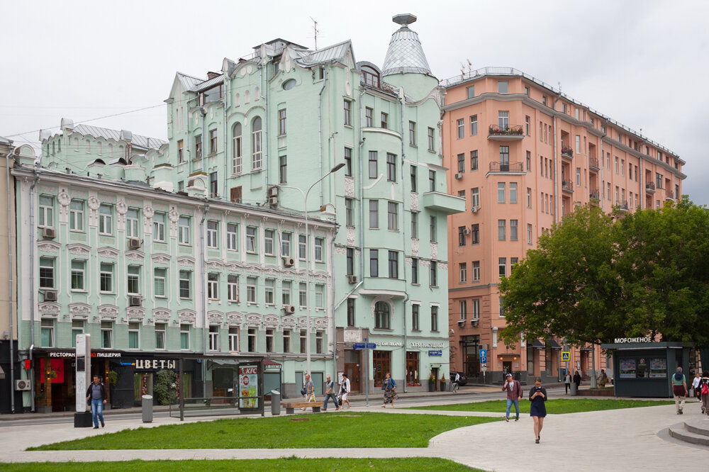 Остоженка в наши дни застроена люксовой недвижимостью и во всем мире признана одной из самых дорогих и фешенебельных жилых улиц.Остоженка – одна из самых старых улиц Москвы, возникла по ходу древней дороги, лежавшей между городами Киевской Руси и Владимиро-Суздальской. Дорога эта проходила вдоль заливных великокняжеских лугов и покосов.