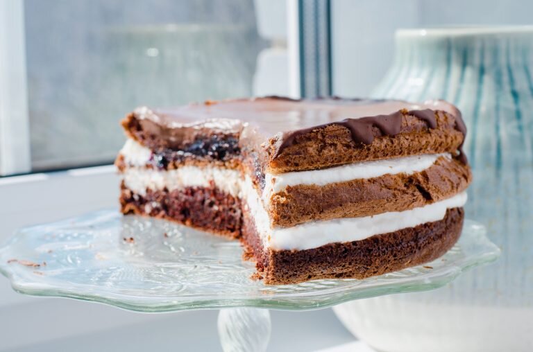 Торт готовиться легко. Единственное, что необходимо приготовить – бисквит.