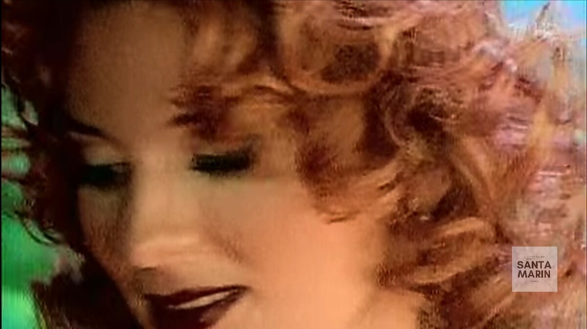 В клипе "Влюбленный самолет" ("Я люблю тебя, Дима")