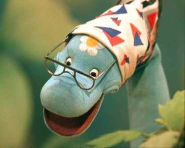 Безусловно, у зверят есть и родители и бабушки! Но не каждое животное воспитывает свое потомство. В некоторых семействах, став самостоятельными, детеныши перестают даже узнавать своих родителей и не различают их запах. Семейные взаимоотношения схожие с человеческими считаются у собак, горилл, львов, павианов и гиен. Вот, у них бабушки как бабушки – они нянчатся с внуками и помогают своим дочерям.