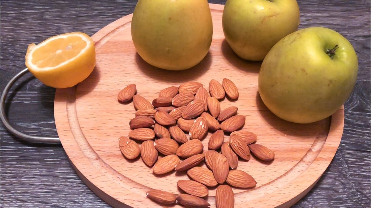 Для вкусного штруделя нам понадобится 3 крупных яблока, миндаль (вы можете взять фундук или грецкий орех) и изюм