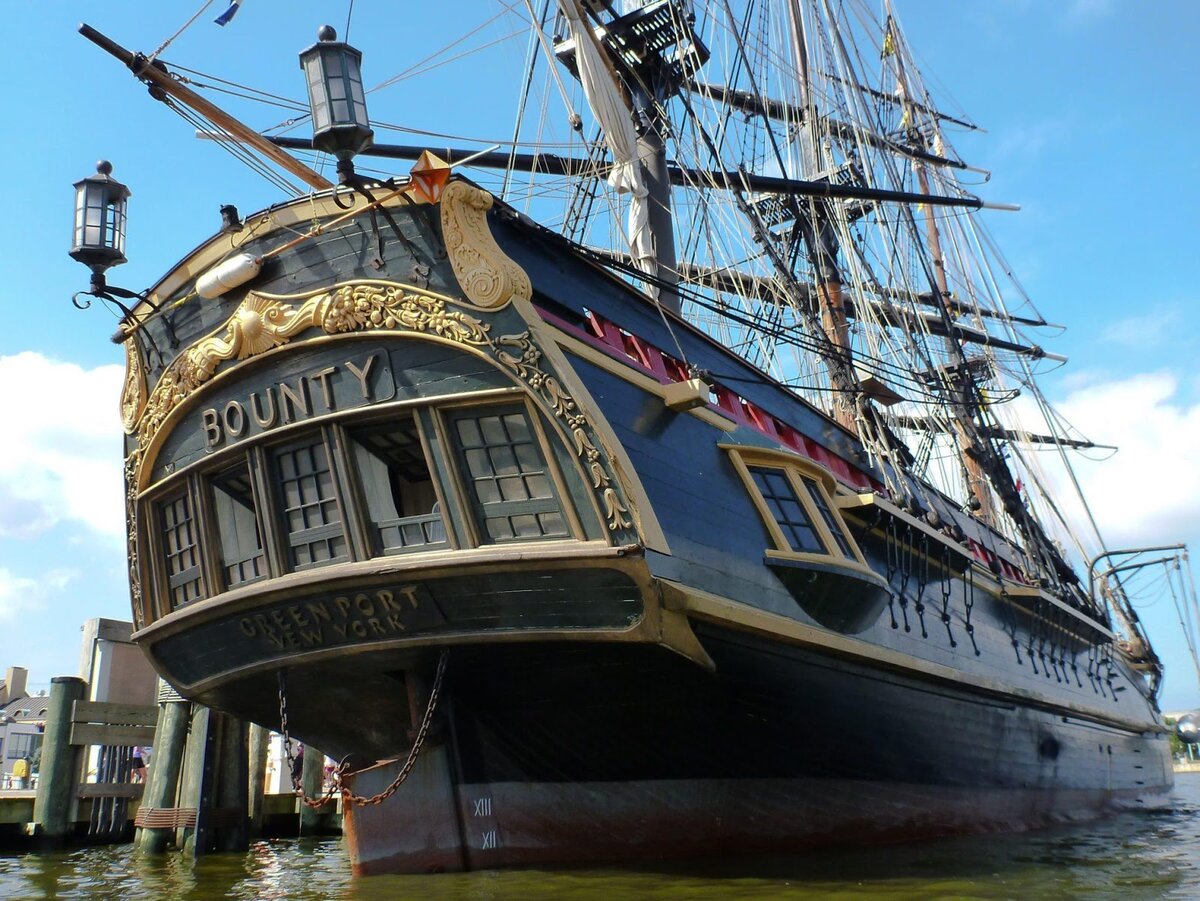Фото кормы современной реплики фрегата «Баунти». На оригинальном корабле в 1789 г. и в самом деле произошёл мятеж.