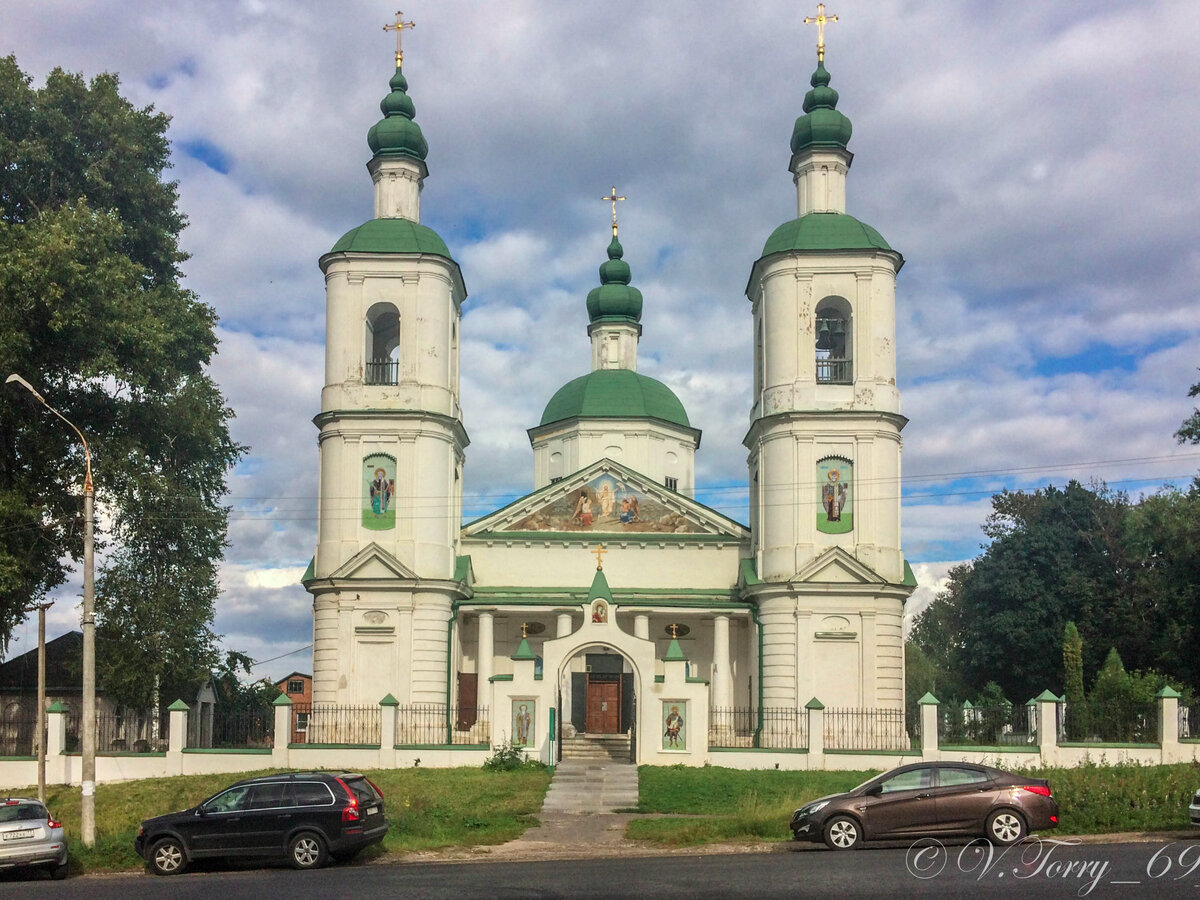 Молоди. Воскресенская Церковь молоди. Храм в молоди Чеховский район. Церковь Чеховский район село молоди. Воскресенская Церковь в селе молоди.