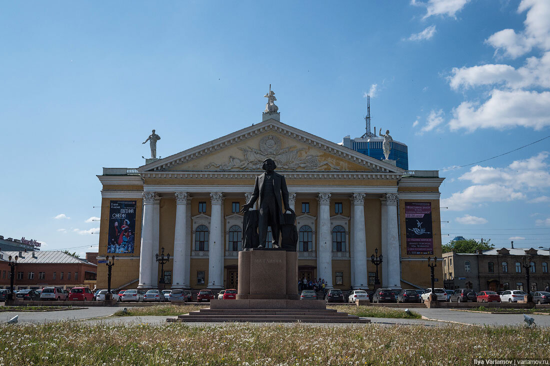 Перед театром