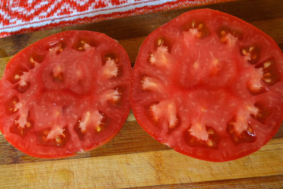 -Средний вес томата вальирует от 300 до 800 гр. Что из этого правда, а то не совсем сейчас и буду рассказывать.