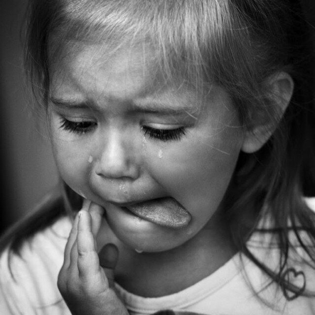 Девочка плачет. Плачущая девочка. Маленькая девочка плачет. Грустное лицо.