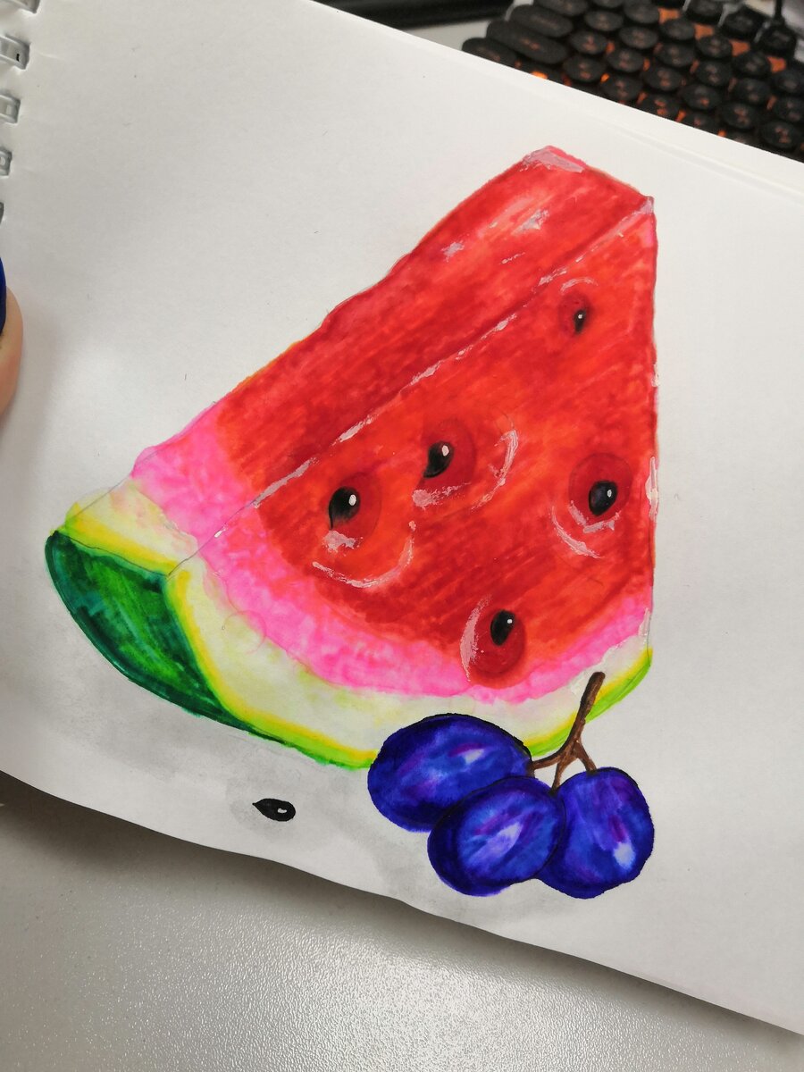 При разном уровне освещения и углах падения света цвета скетча разные