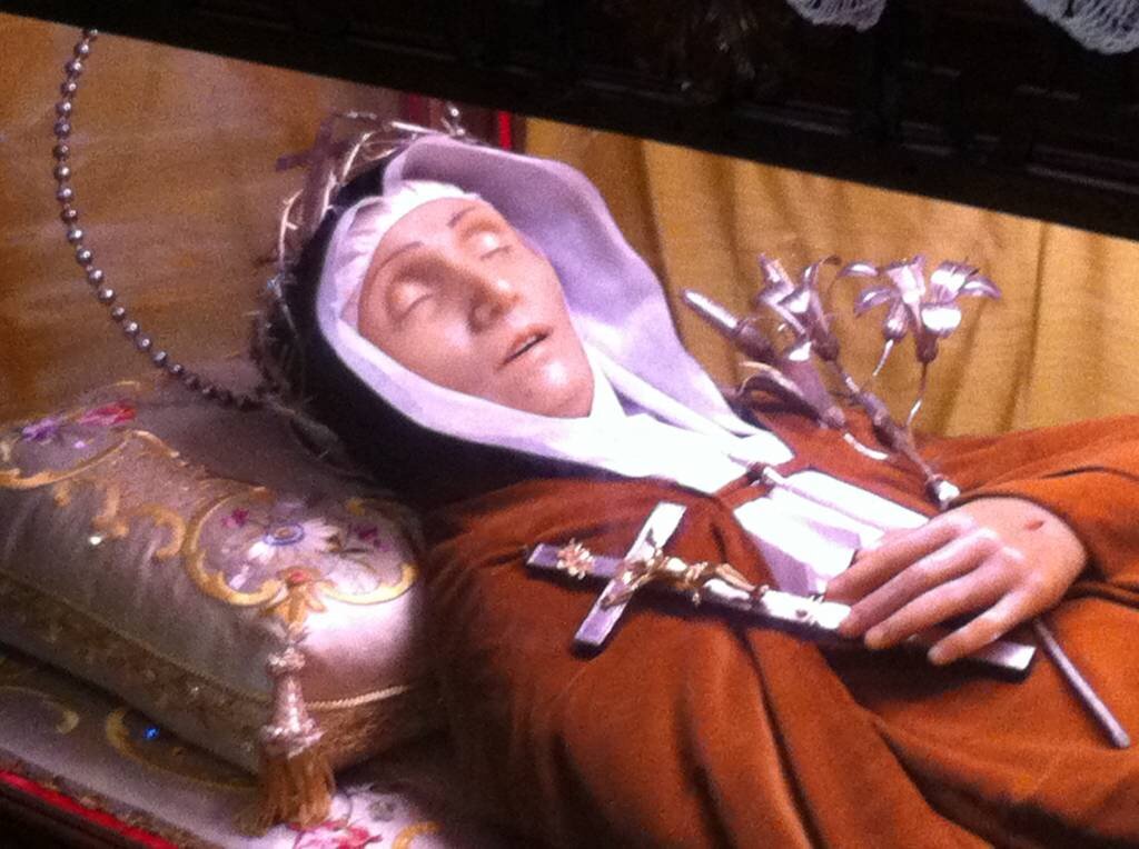 Нетленность или нетленные мощи -это остатки людей которых не затронул процесс разложения после смерти,зачастую этих людей приписывают к лику святых. В храмах по всему миру можно встретить тела как будто бы просто спящих людей, хотя было и так что они мервы более 500 лет. 