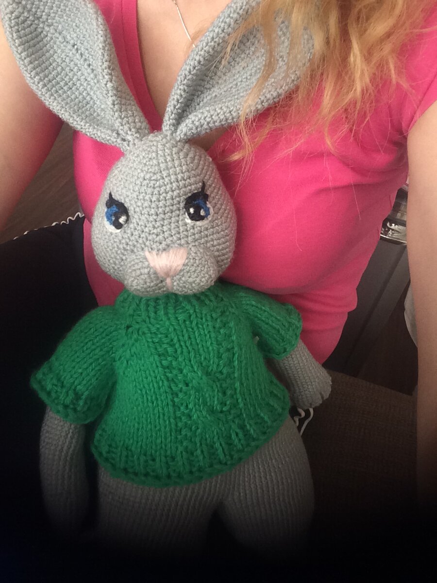 Благодаря тому, что нет ни пуговиц, ни других декоративных элементов, игрушка подойдет для малыша любого возраста.