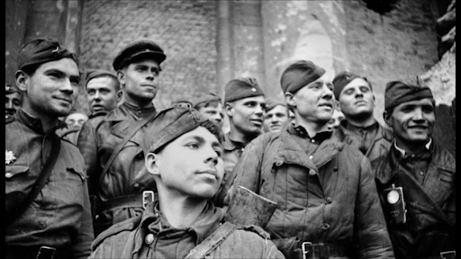 Знаменосцы у стен Рейхстага