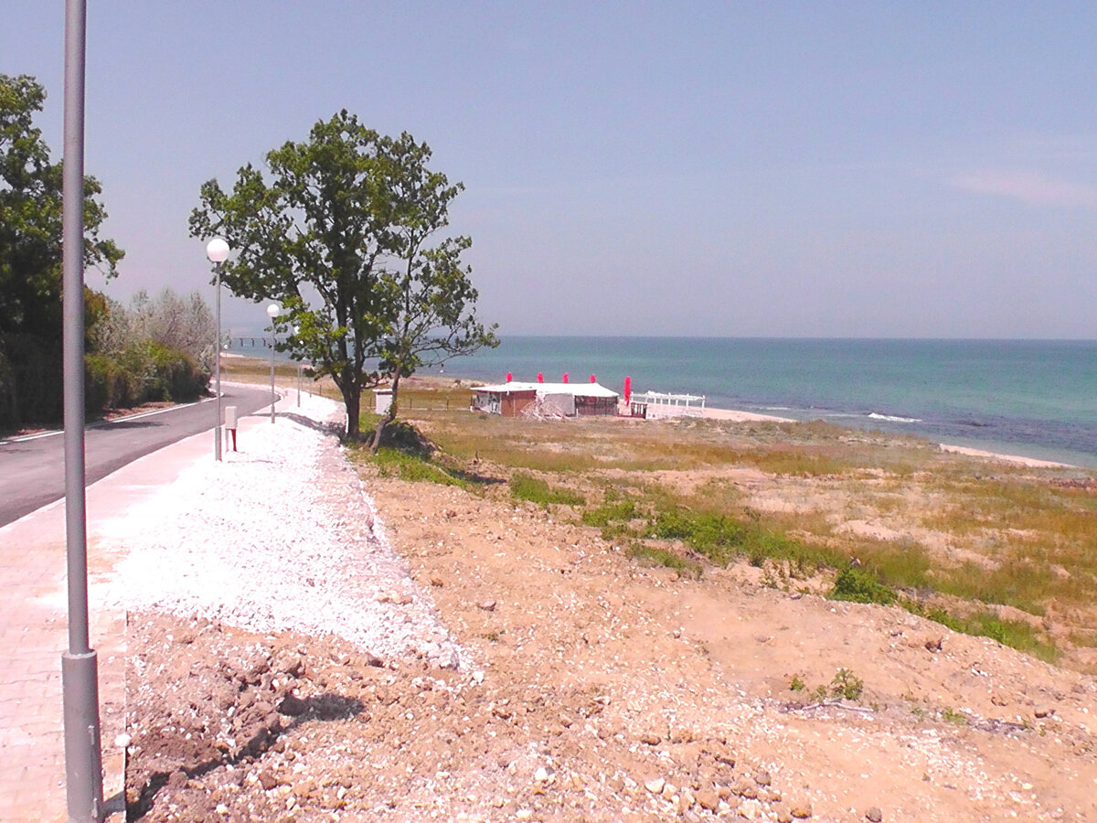 пляж Шкорпиловци, вид в другую сторону. Фото автора.