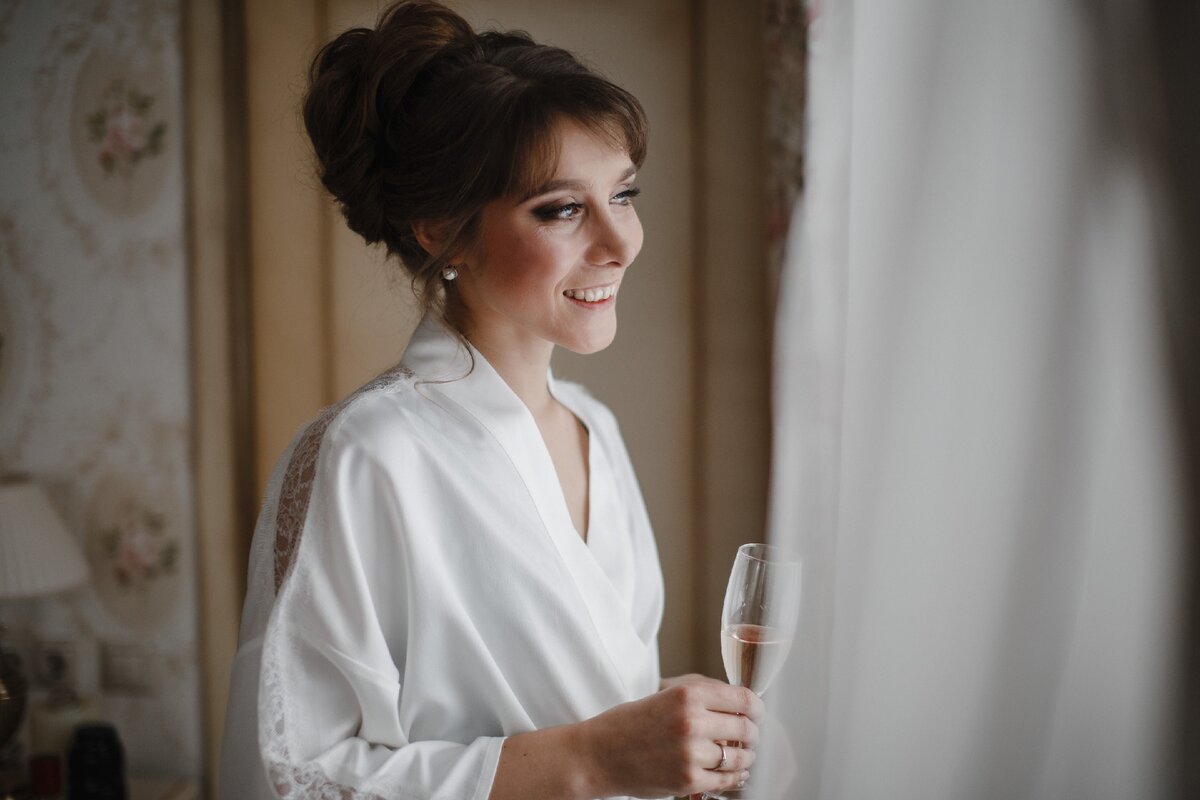 Бокал хорошего брюта в свадебное утро.