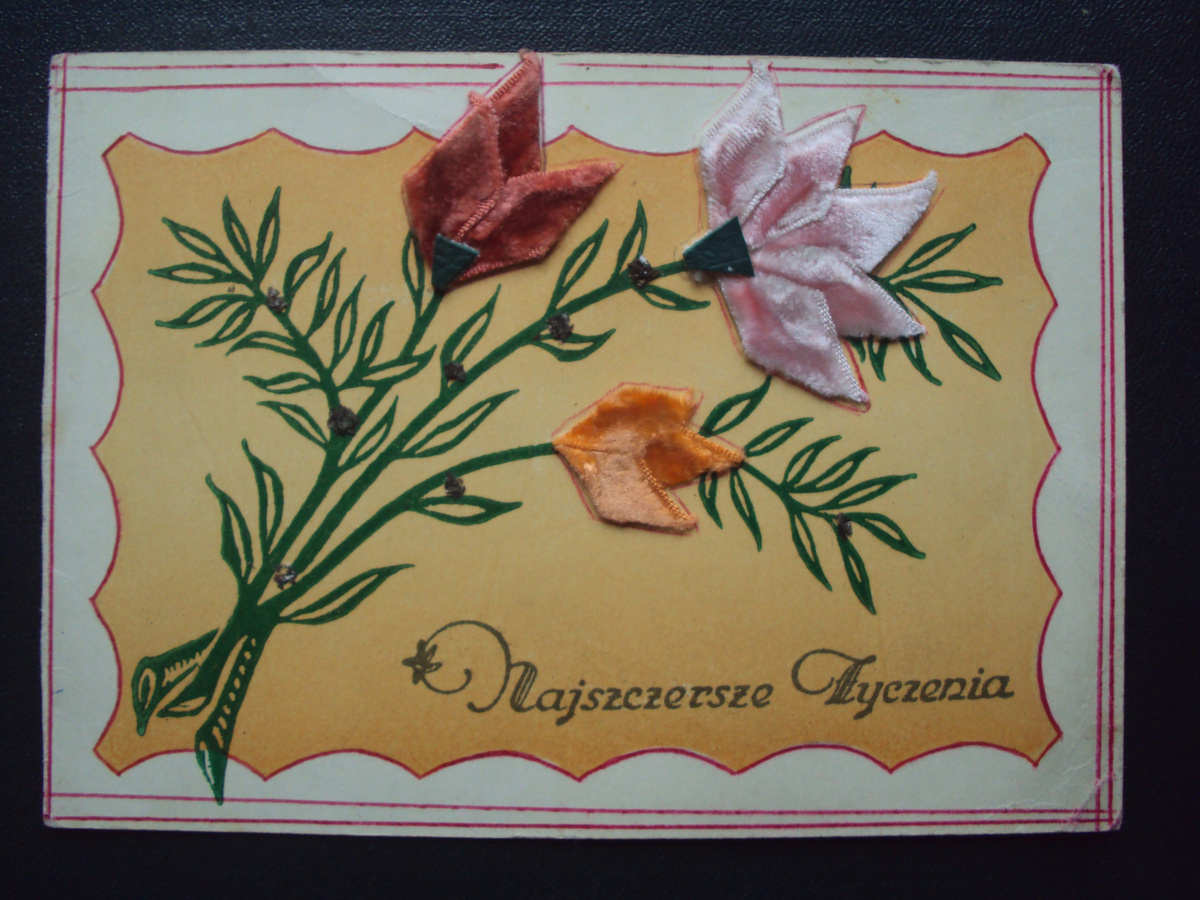 Аппликации и стразики.И шариковая красная ручка.))Явно отрезана вторая половина.