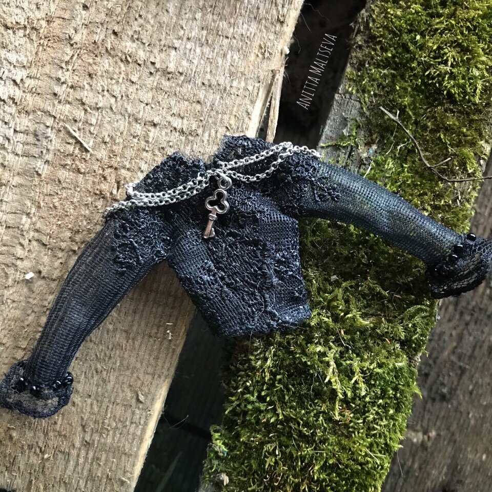 Блузка сшита из кружевной тесьмы