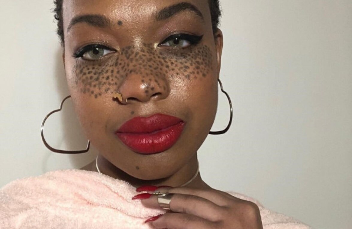 Они называли ее уродиной, но она увидела в себе красоту