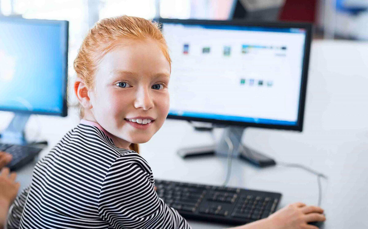 Девочка за компьютером в летнем лагере. Источник: unsplash.com