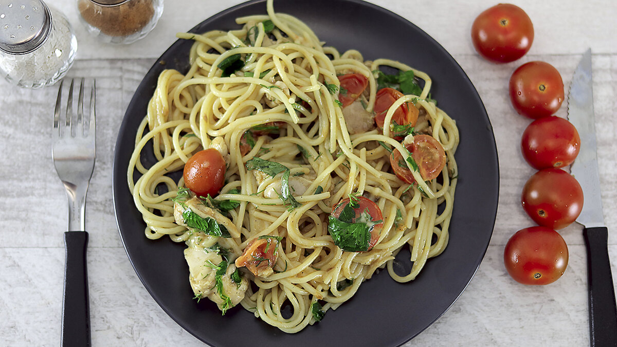 Спагетти с курицей и помидорами черри