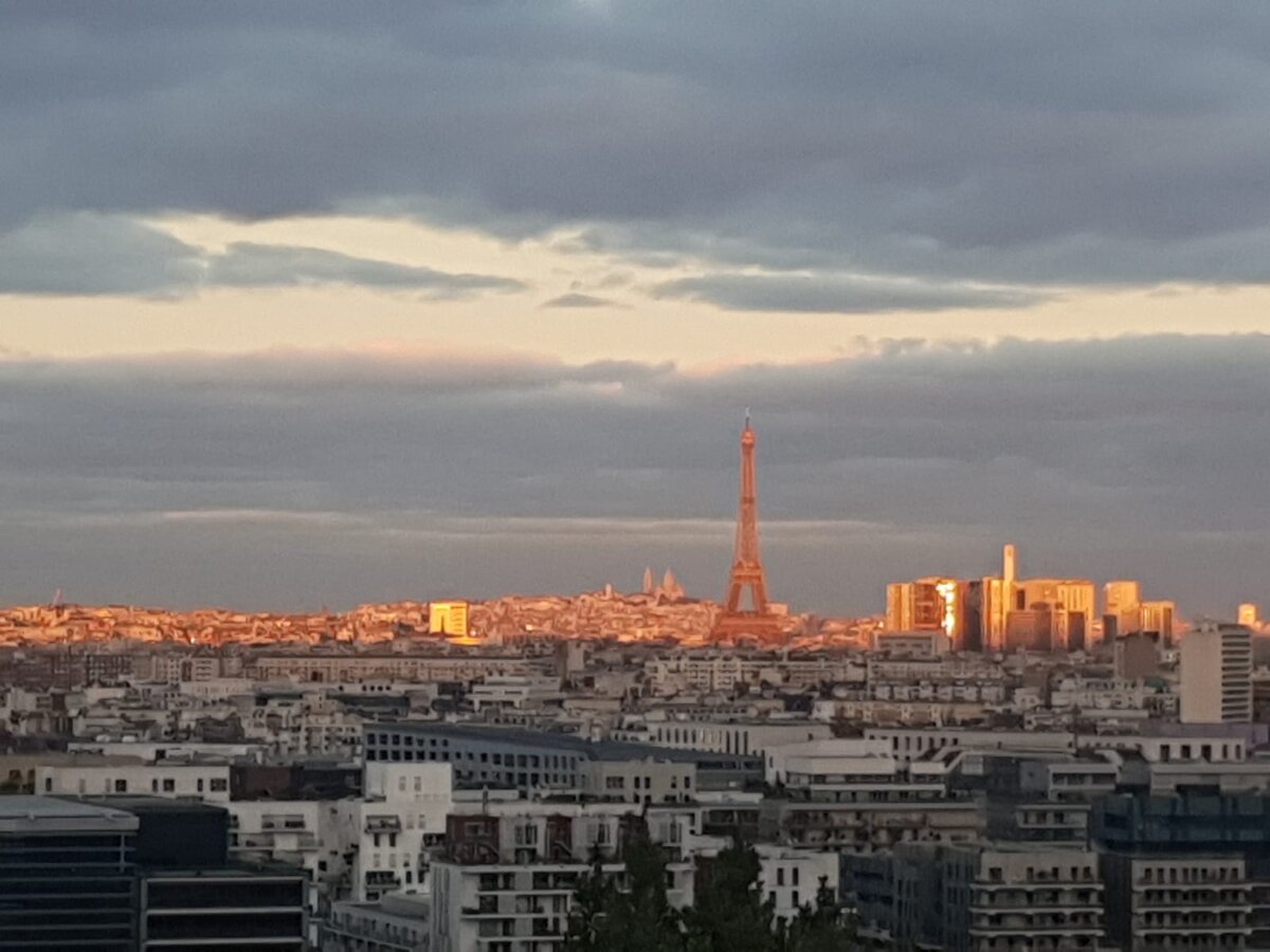 В этом году  из-за пандемии, наверно, не смогу  посетить Париж, но хочется вспомнить любимые, впечатляющие глаз и будоражащие душу, места, окунуться в  особую атмосферу Парижа. Париж  воспет писателями, поэтами, блогерами,  пронизан историями, судьбами: для одних город великой любви, для других – разочарования такой силы, достигающей безумной ненависти.. 
       Для меня Париж - это  город самых теплых, родных чувств и добрых воспоминаний. Приглашаю Вас на беспристрастную прогулку по Парижу, по местам, которые мне часто вспоминаются, в ходе которой я о своих чувствах писать не буду. 
      В центральной части Парижа нет высотных домов, за исключением Башни МОНПАРНАС( 60 этажей, 210 м.), построенной  в 1972 году и вызвавшей много критики. После чего высотные здания в ентре Парижа запретили возводить.  Огромное влияние на застройку Парижа оказал французский градостроитель Жорж Эжен Осман, реорганизовавший в 1860-х годах весь Париж – порядка 60% площади города подверглось перепланировке, здания стали 6-9 этажей, а фасады домов так и называются « façade haussmannienne classique (классический османовский фасад)».
       Дома османского типа массово строились в Париже с 1860-х по 1930-е годы; позднее все стили архитектуры «подгонялись» под этот тип и  модерн, созданный великими  Жюлем Лавироттом или Эктором Гимаром  вписывается в стиль и имеет схожую внутреннюю структуру.
     Гуляя по улицам Парижа, не возможно перейти на параллельную улицу. Бывают очень узкие дома с красивыми фасадами. На каждом этаже располагается по одной комнате.
      Метро Парижа в 2000 году отметило 100-летний юбилей и очень отличается от Московского метро, охватывает все районы города. Входы в метро устроены очень оригинально.
     Знаменитыми французским домами с балконами, украшенными резными решетками и фонарями, прикрепленным к фасадам домов, и имеющих разную форму, можно любоваться бесконечно. В квартирах с такими балконами окна почти до пола. 
     Одним из любимых мест является  парк Ла-Вилле́т (Виллет) 1986 г. (фр. parc de La Villette) в XIX округе Парижа занимает 55 га из них 35 га занято зелеными насаждениями  и на этой площади есть небольшой зоопарк,  детские площадки, водные каналы, торговые центры.
     Кинотеатр Жеод (La Geode) является одной  из достопримечательностей Парижа и расположен на территории парка Ла-Вилле́т (La Villette). Внешний вид кинотеатра похож на  гигантскую каплю ртути, в зеркальной поверхности шара диаметром 36 метров отражается все, что его окружает.  Здание имеет высоту восьмиэтажного дома и сделан из 6433 стальных треугольников с отполированной зеркальной поверхностью и рассчитан на 400 посадочных мест.  Здесь экран расположен по сферической поверхности и когда смотришь фильм, то действия происходят и над головой и под ногами. Эффект от этого завораживающий.
Позже, рядом с кинотеатром, открылся Центр науки и индустрии. 
       Самая посещаемая достопримечательность Парижа - Эйфелева башня (Tour Eiffel), построенная в 1889 году(Архитектор: Стефан Совестр, Строитель: Гюстав Эйфель, старшие инженеры – Марис Кехлин и Эмиль Нугье ) и имеет высоту  324 метра.
Гюстав Эйфель использовал башню после открытия как огромное научное пособие: интересовался вопросами аэродинамики. 
        Ученый Теодор Вульф используя открыл космические лучи: высота башни помогла  измерить  уровень радиации.  Вообще - то, Эйфелева башня строилась к открытию Всемирной выставки в Париже,  проходившей с 6 мая по 31 октября 1889 года и была приурочена к 100-летию взятия крепости Бастилия.  По окончании выставки башню хотели демонтировать» железного монстра». Статью с фото читаем  https://e-karpenko.ru/parizh-paris
