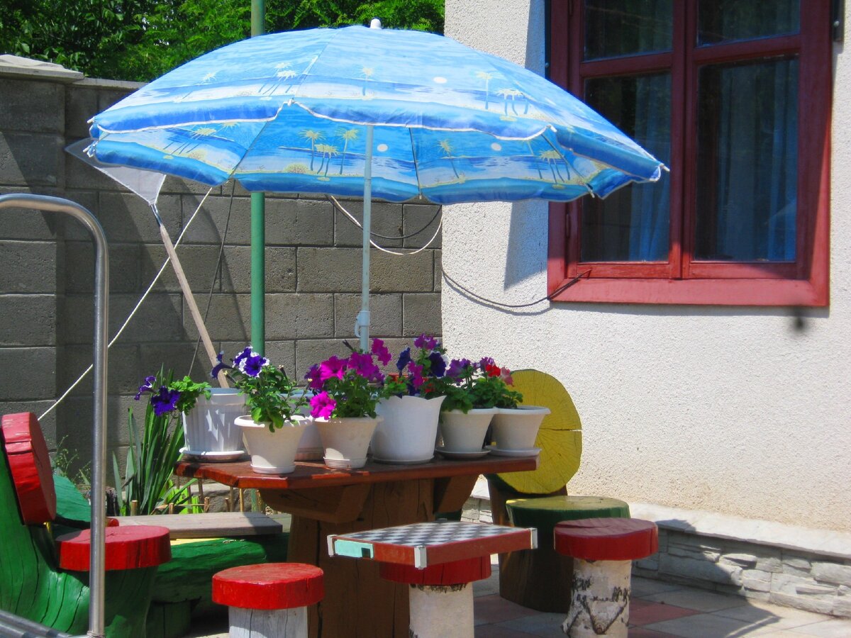 Здесь можно и в шахматы поиграть и цветы поставить...(фото автора)