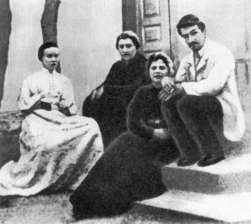 На ступенях своего дома (слева).