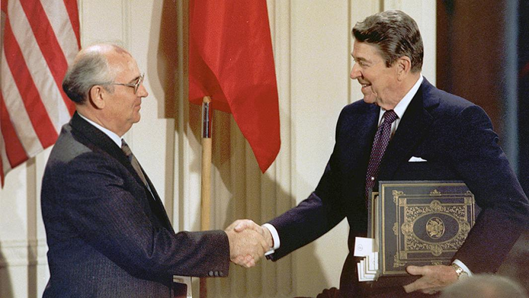 Переговоры рейгана и горбачева. Горбачев и Рейган в Вашингтоне. Встреча Горбачева и Рейгана в Вашингтоне 1987. Саммит Рейган Горбачев 1987.