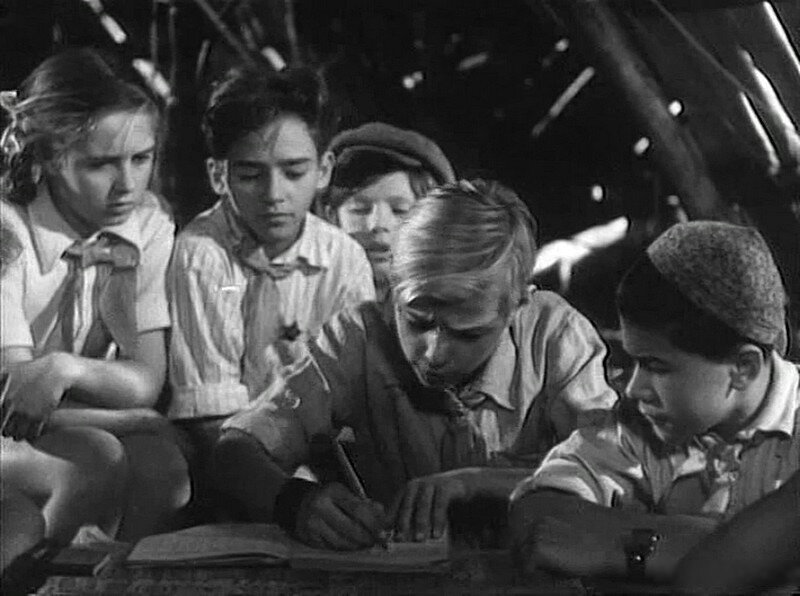 Кадр из фильма "Тимур и его команда" (1940)