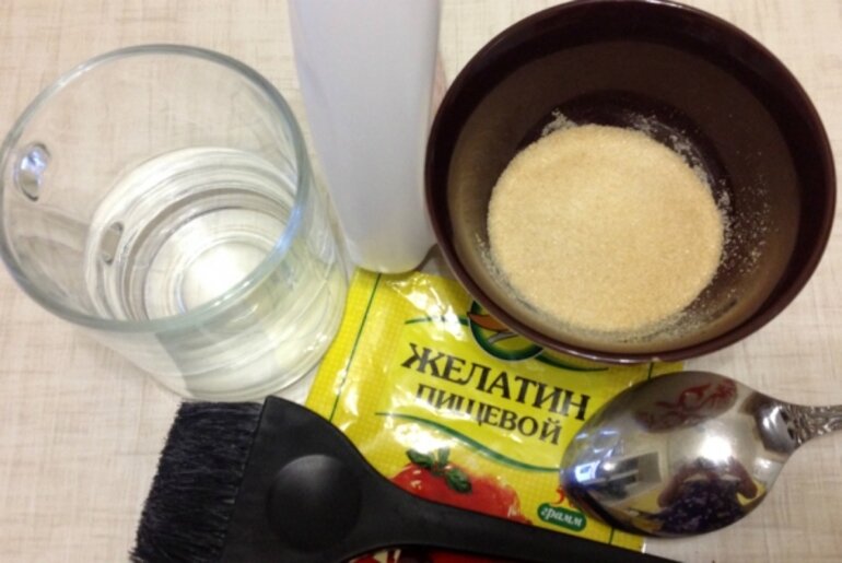 Маска для пористых волос из желатина – это настоящая находка, поскольку данное вещество оказывает удивительное влияние на шевелюру. Для изготовления состава понадобится 1 столовая ложка сухого желатина. Разбавить его теплой водой и дать разбухнуть. После этого внести 1 ст. л. молока и пару капель эфирного масла лаванды. Покрыть полученной массой всю длину волос и выждать примерно час.