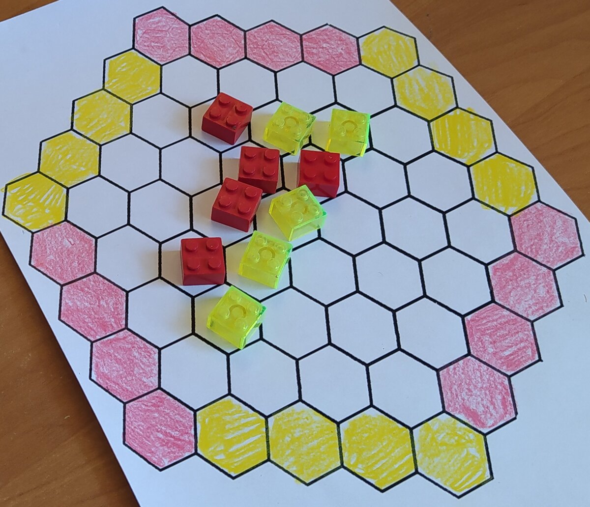 Желтый начал игру, но теперь его положение безнадежно.