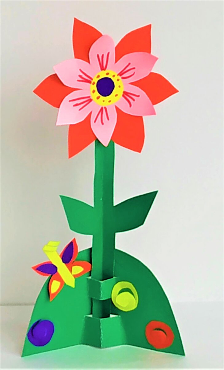 Цветок из бумаги на подставке.