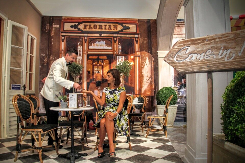Что будет, если официант, вместо "Are you ready to order?" скажет "We are delighted to see you here tonight. As soon as you are ready to order, let me know"?