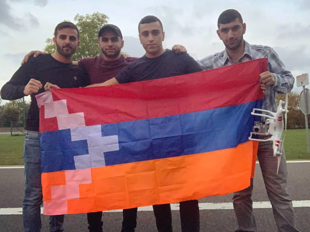 Азербайджан сильнее. Армянский карабахский флаг. Флаг Армении с флагом Арцаха. Армянский флаг Карабах. КАРАБАХКАРАБАХ флаг Нагорный.
