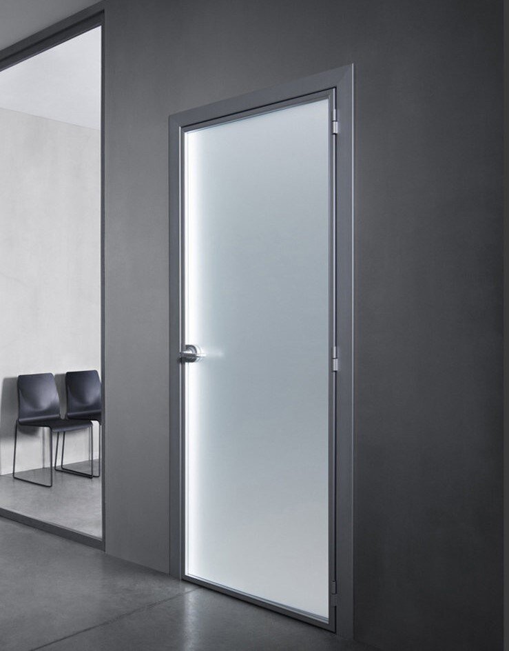 Стеклянные межкомнатные двери: практично ли это?