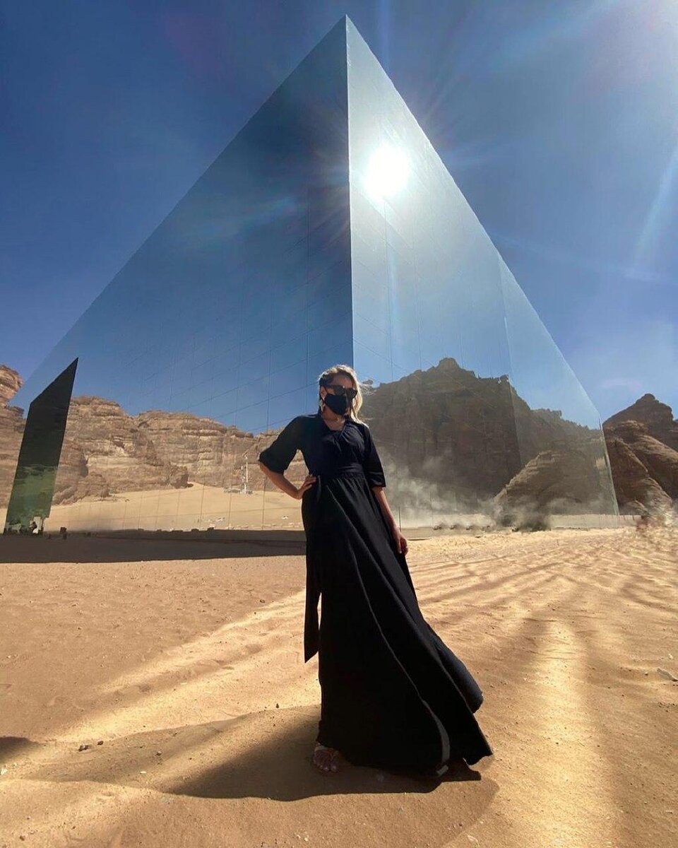 Маска в пустыне – от песчаных бурь. Фото by Melissa Mia Mesa Aghili https://www.instagram.com/p/B9Zl3DrHgez/