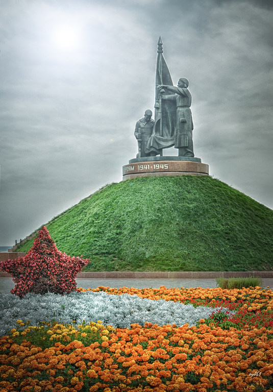 Монумент Воинской Славы в Чебоксарах – памятник павшим в Великой Отечественной войне. Монумент расположен в Мемориальном парке «Победа». Монумент Воинской Славы установлен на высоком холме, на берегу реки Волги. Монумент изображает воина и женщину-мать у знамени. Юноша, преклонив колени, держит левой рукой полотнище знамени, а в правой руке удерживает автомат.