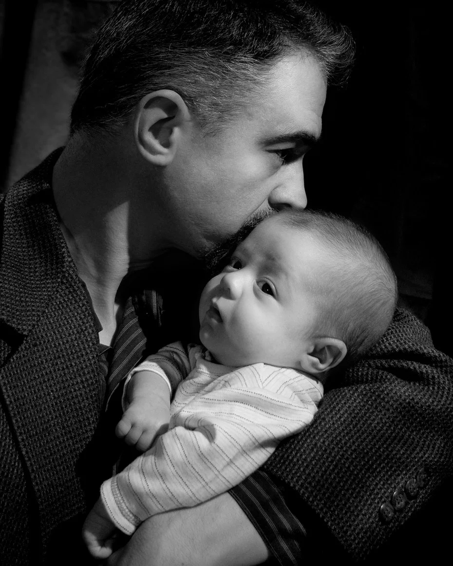 отец и маленький сын. маленькие дети с папами. бейсболка для малыша. отец и маленький сын. папа и сын.