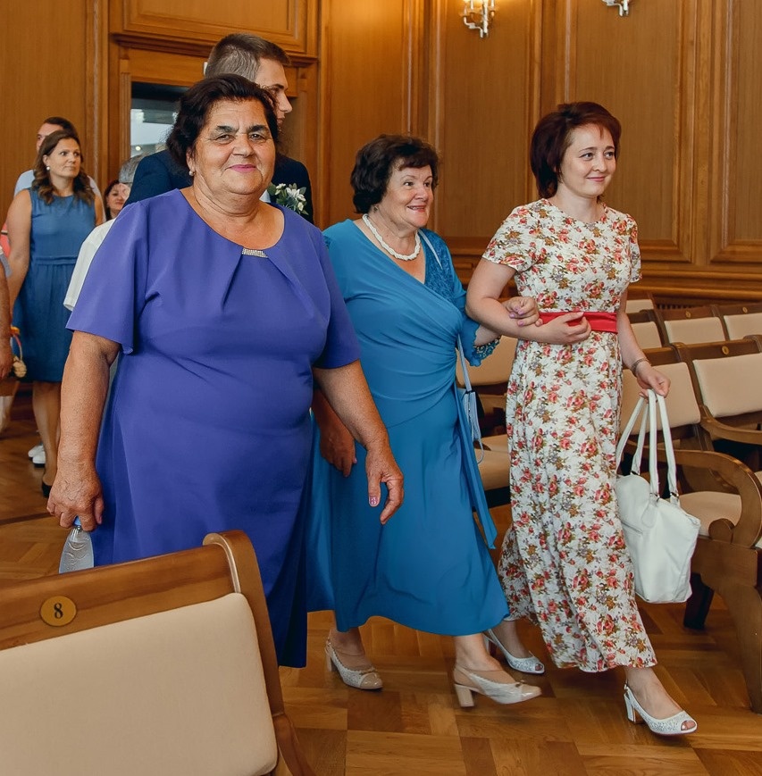 На переднем плане моя свекровь Ирина.