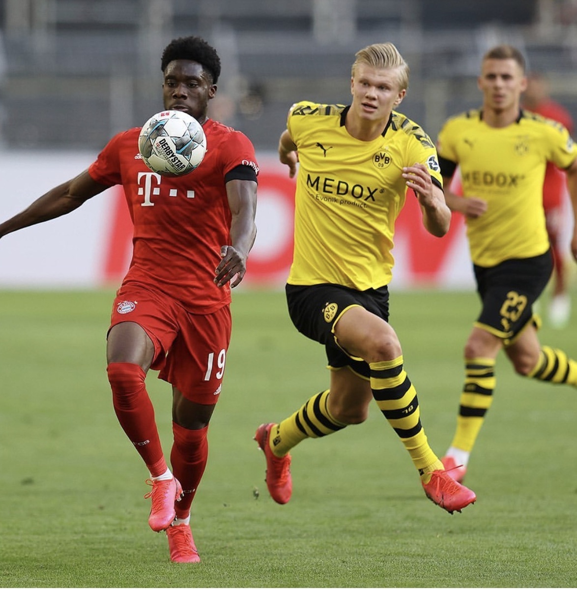 «Бавария» убегает от «Боруссии»