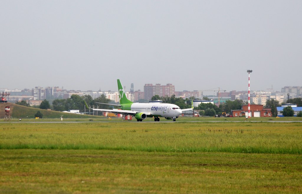 В Омске до "корововирусных причуд" существовал свой Airbusный авиаотряд из пилотов и борт-проводников. Визиты 737 из подразделения Глобус были крайне редки. После двухмесячного затишья 1 июня возобновился дневной рейс и сразу вот таким экземпляром.
