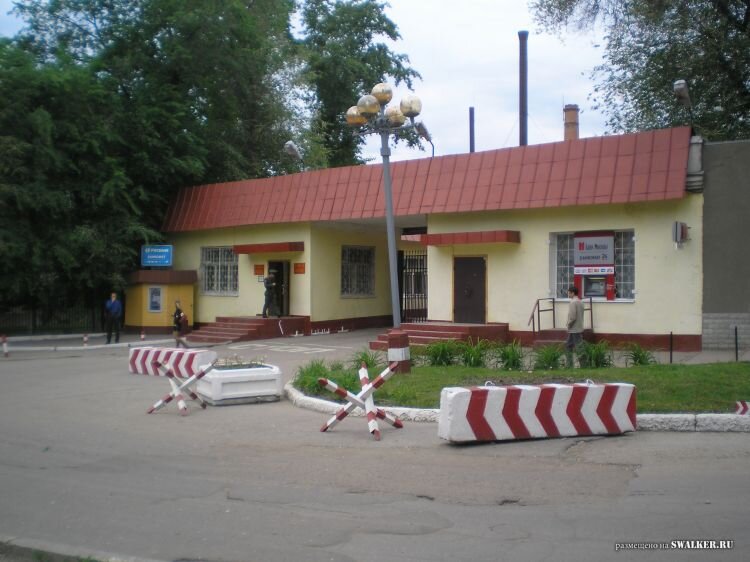 Именно тут, когда солнце взошло в зенит, около 300 человек чего-то ждали.:-)))