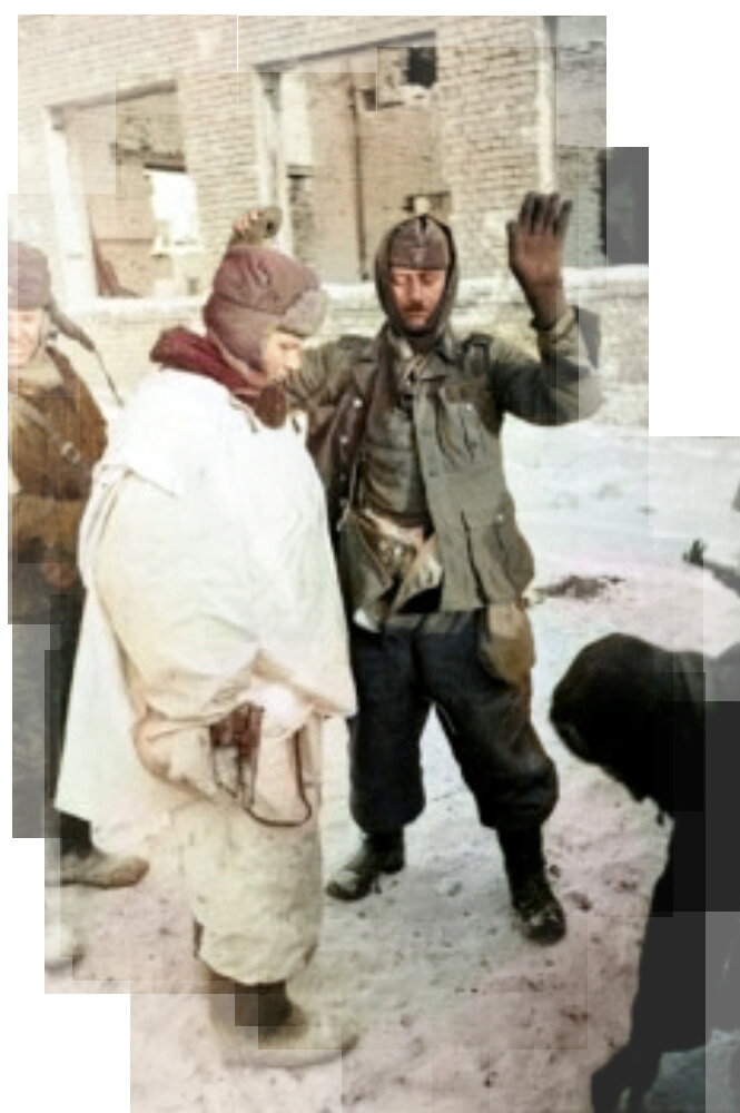 Немецкий снайпер пойман. На снимке изображены трое красноармейцев и взятый в плен немецкий снайпер (с поднятыми руками). Идет тщательный обыск военнопленного. На заднем плане — разрушенное кирпичное здание, внутренность кирпичной коробки выгорела. 1943 г. Автор: Яков Рюмкин. Фото: goskatalog.ru. Фотография использована в качестве иллюстрации.