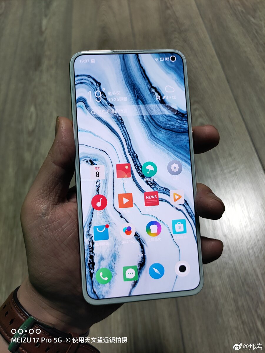 Смартфоны оснащены экранами Samsung Super AMOLED диагональю 6,6 дюйма разрешением 2340 х 1080 пикселей с частотой обновления изображения 90 Гц. Новинки построены на базе однокристальной системы Qualcomm Snapdragon 865. 
В камере Meizu 17 установлены датчики изображения разрешнием 64, 12, 5 и 8 Мп, тогда как e Meizu 17 Pro разрешение широкогольной камеры увеличено с 8 до 32 Мп. Кроме того, смартфон получил 3D-датчик глубины S5K33D производства Samsung.

Смартфоны получили получил большой аккумулятор емкостью 4500 мА•ч с поддержкой быстрой зарядки Super mCharge мощностью 30 Вт. Meizu 17 Pro также поддерживает беспроводную быструю mCharge Super Wireless мощностью 27 Вт.