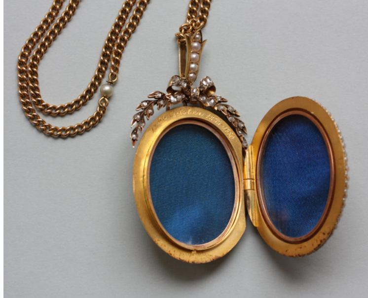 Медальон для фото в раскрытом виде. фото с сайта:https://www.inezstodel.com/