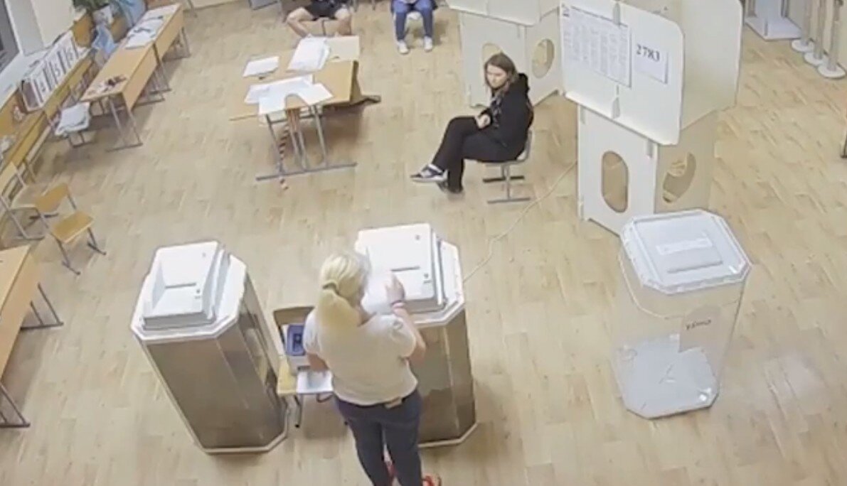 Вброс бюллетеней за поправки в конституцию. Единороссы опомнились, и дабы не портить репутацию аннулировали голосование в этом УИК.  Источник фото: newvz.ru